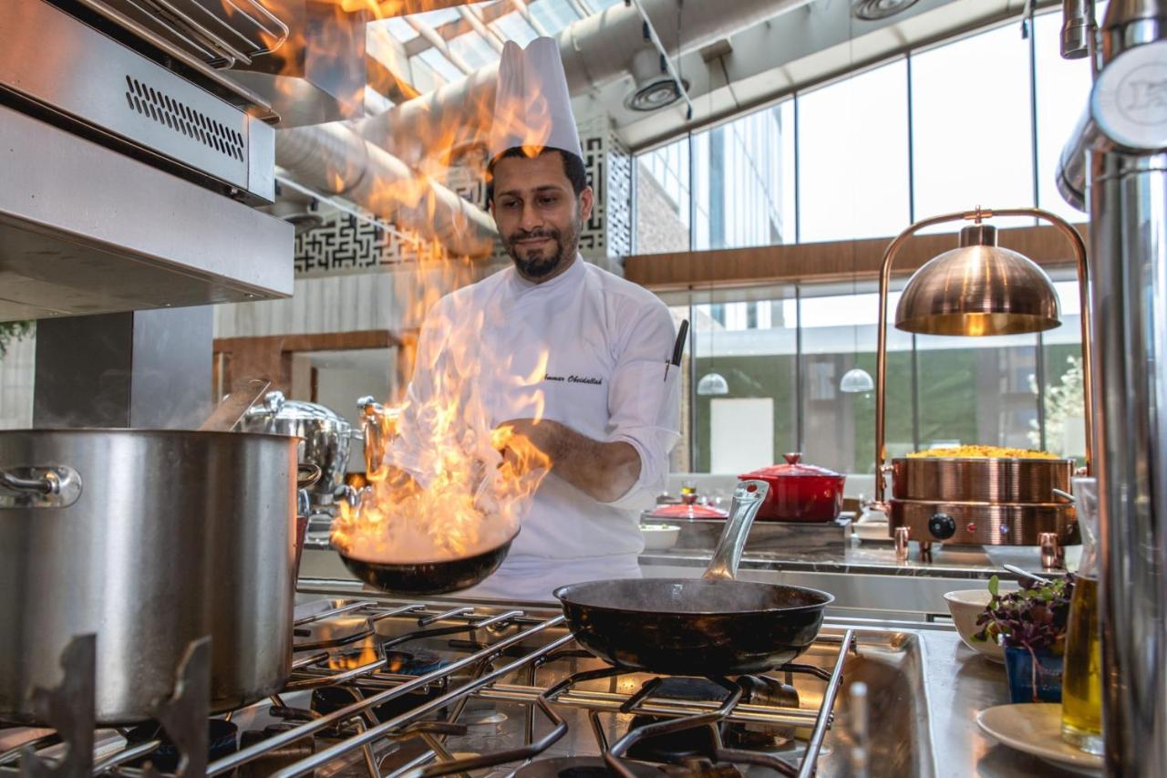 Jeddah Marriott Hotel Madinah Road Buitenkant foto Chef cooking with a flambé torch
