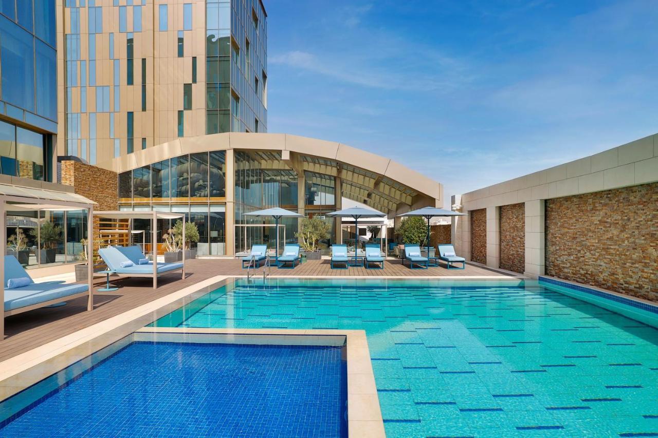 Jeddah Marriott Hotel Madinah Road Buitenkant foto The swimming pool at the hotel