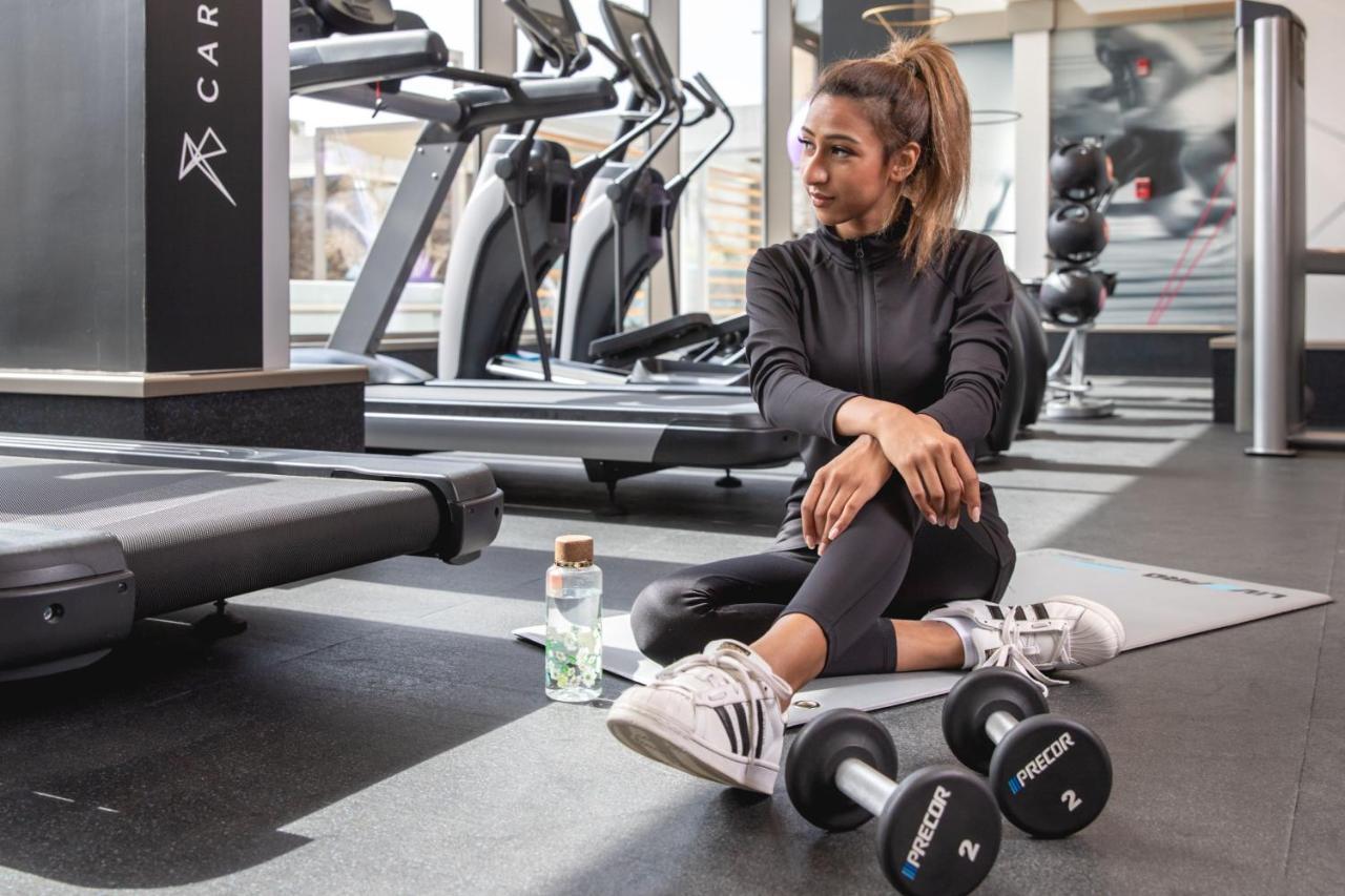 Jeddah Marriott Hotel Madinah Road Buitenkant foto A woman in a gym