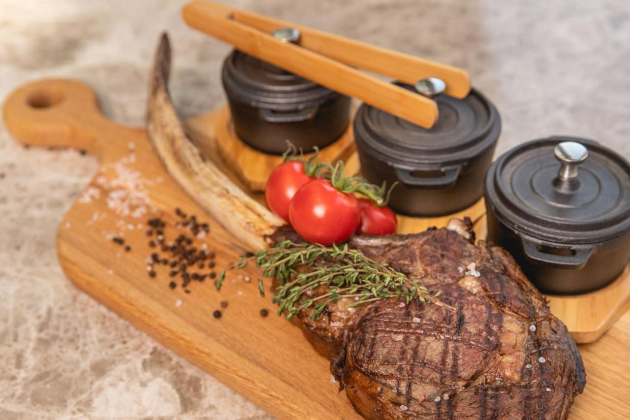 Jeddah Marriott Hotel Madinah Road Buitenkant foto A steak prepared with the dry-aging technique