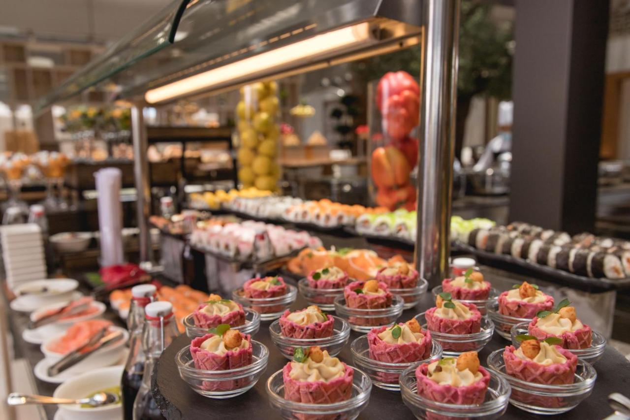 Jeddah Marriott Hotel Madinah Road Buitenkant foto A buffet at a hotel