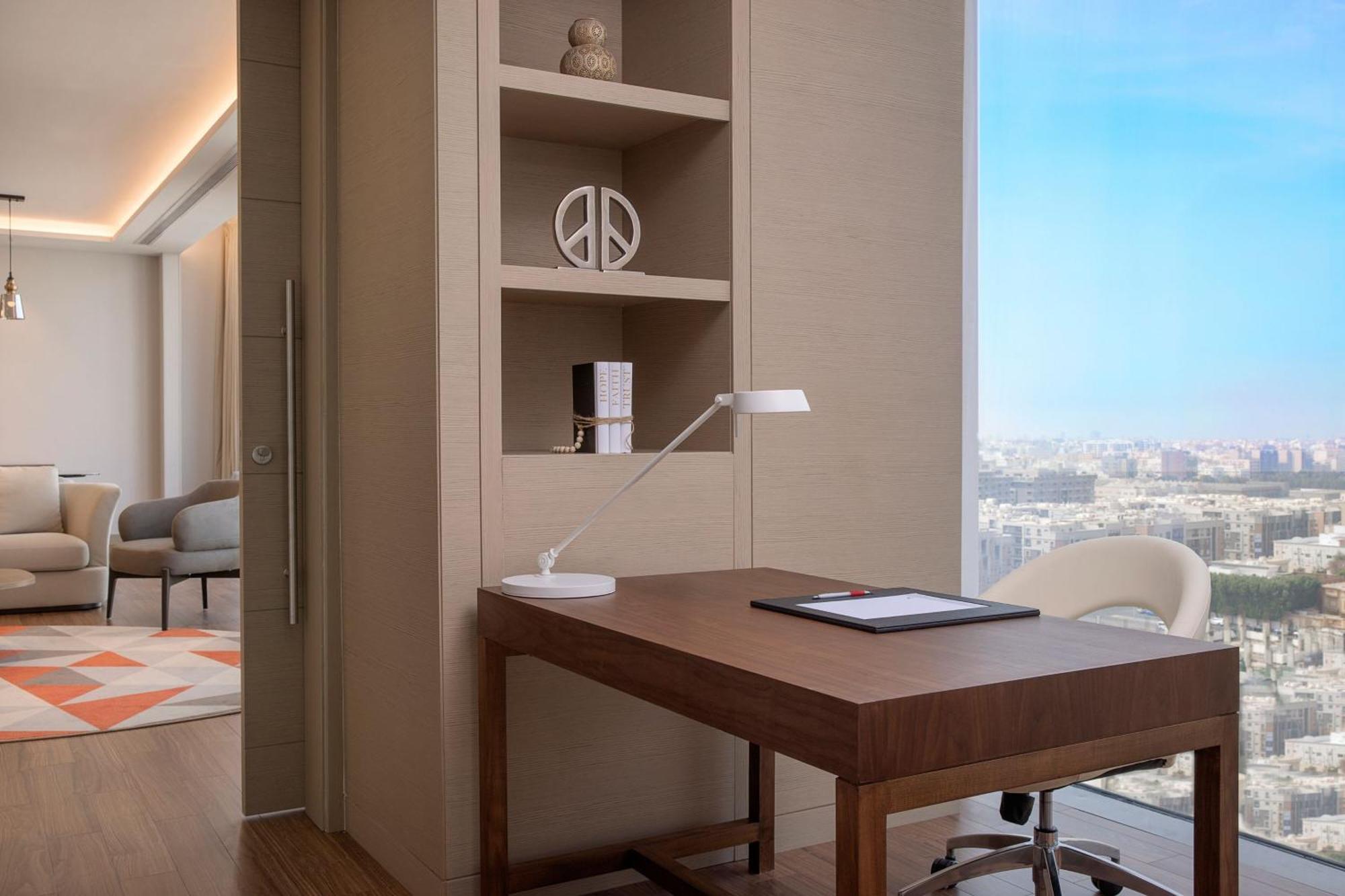 Jeddah Marriott Hotel Madinah Road Buitenkant foto A work desk in a hotel room