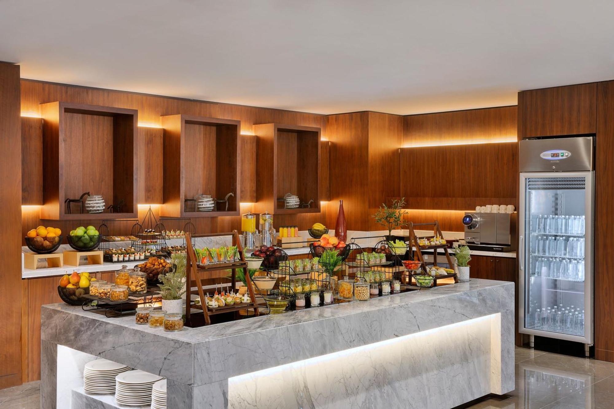Jeddah Marriott Hotel Madinah Road Buitenkant foto The buffet at the lounge