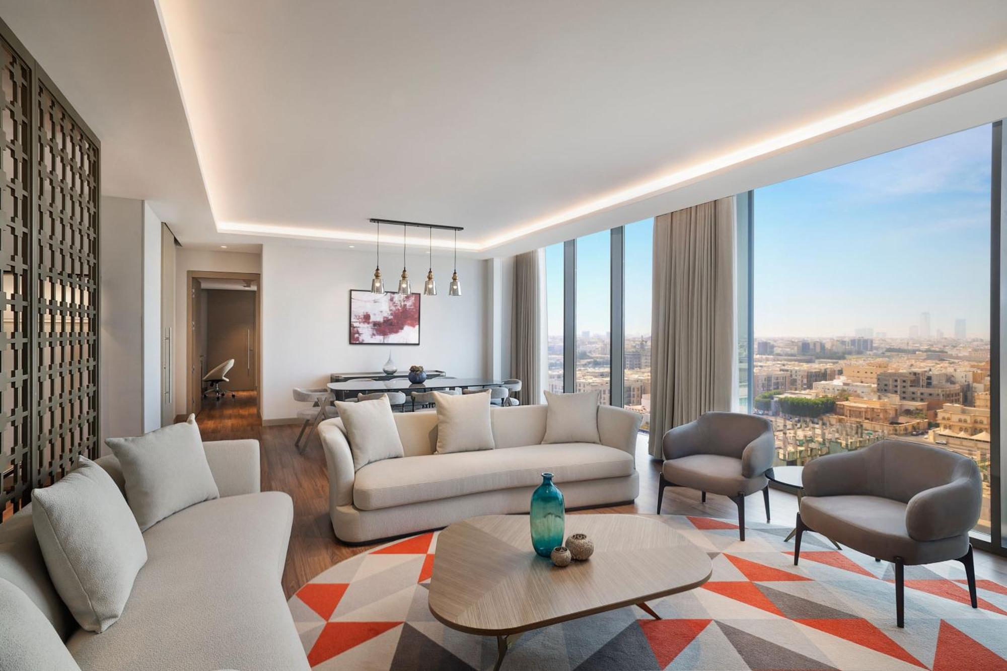 Jeddah Marriott Hotel Madinah Road Buitenkant foto The living room of a three-bedroom apartment