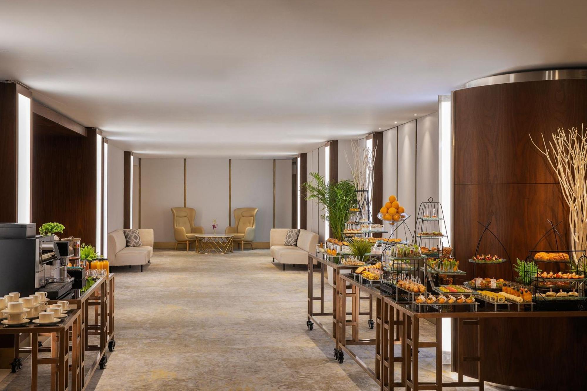 Jeddah Marriott Hotel Madinah Road Buitenkant foto The Westin Mumbai International Airport