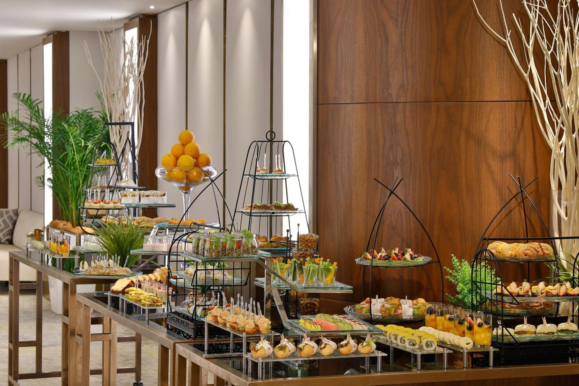 Jeddah Marriott Hotel Madinah Road Buitenkant foto A buffet at a hotel